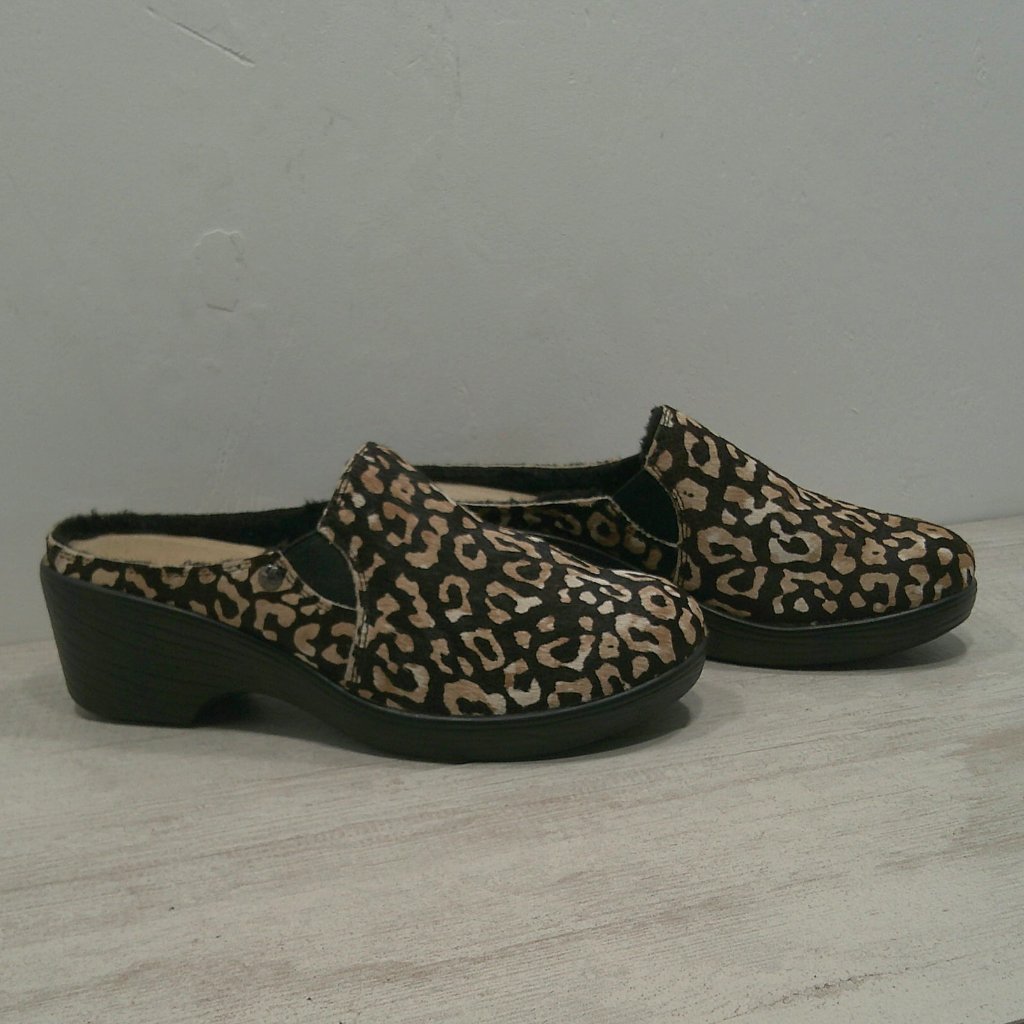 Sereniti Luxe Tundra Calf Hair Comfort Slip Resistant Clog | Mule Size 6